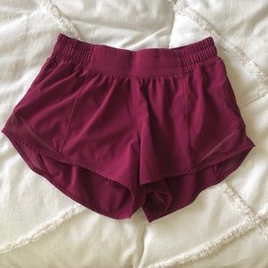 lululemon hotty hot low rise short 2.5”